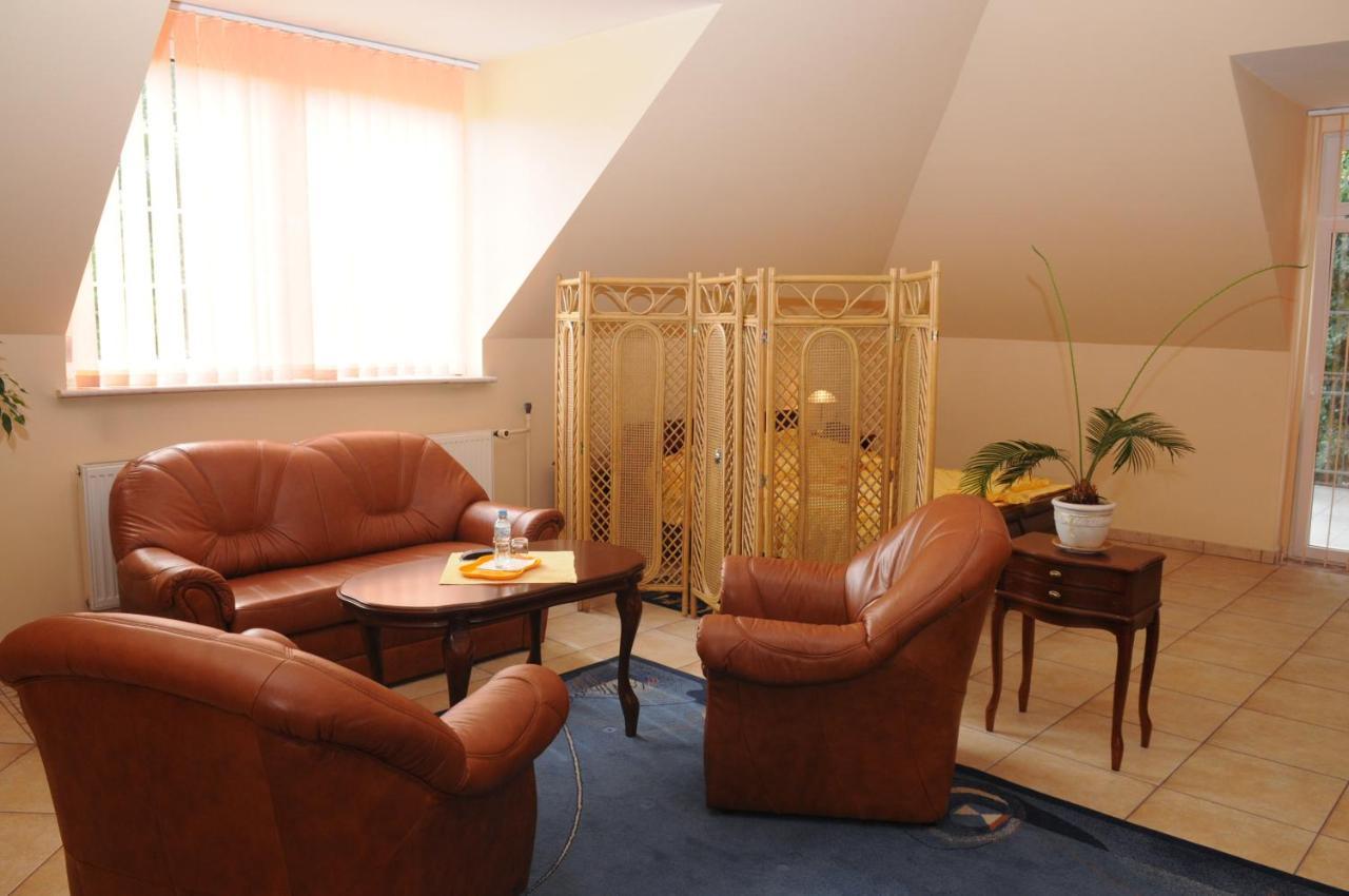 Hotel Gracja ゴジュフ・ヴィエルコポルスキ エクステリア 写真